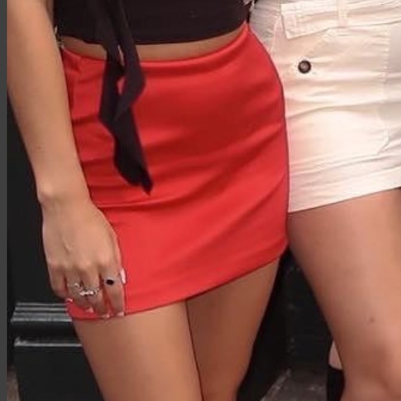 Vintage Bebe skirt! In perfect condition ❤️ size 2P will fit a 24/25 best! - Picture 5 of 5